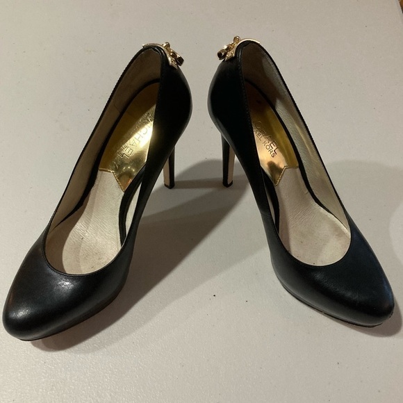 MICHAEL KORS Sz 7 4.5” Heel 1/2” Front Platform &  Golden MK Locket Pumps Heels - Picture 1 of 9